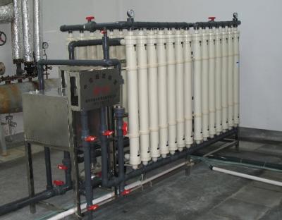 Sistema de equipamentos de tratamento de água de ultrafiltração (UF) para o processamento de água mineral