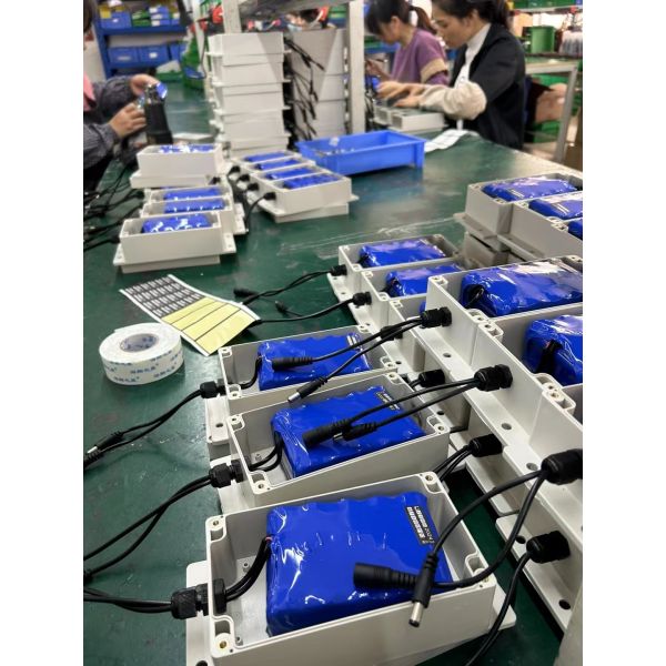 IEC62133 Solar Street Light Battery Lifepo4 12V 25AH With Connectors