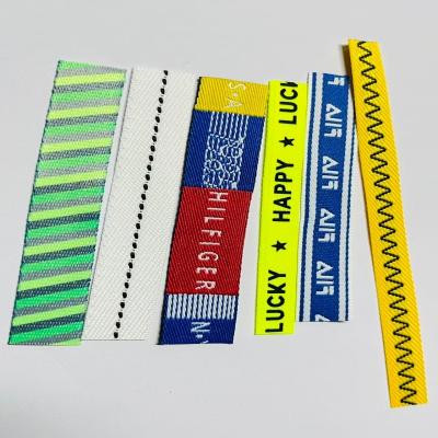 Etiquetas de ropa tejidas personalizadas, perfectas para los requisitos de sus clientes