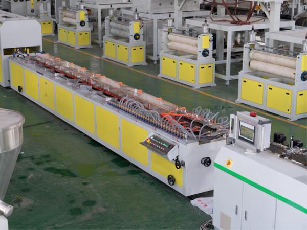 Décoration intérieure en PVC WPC à l'envers en panneaux muraux à flûte