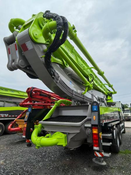 Pompes à béton Zoomlion 49m avec châssis Mercedes Benz
