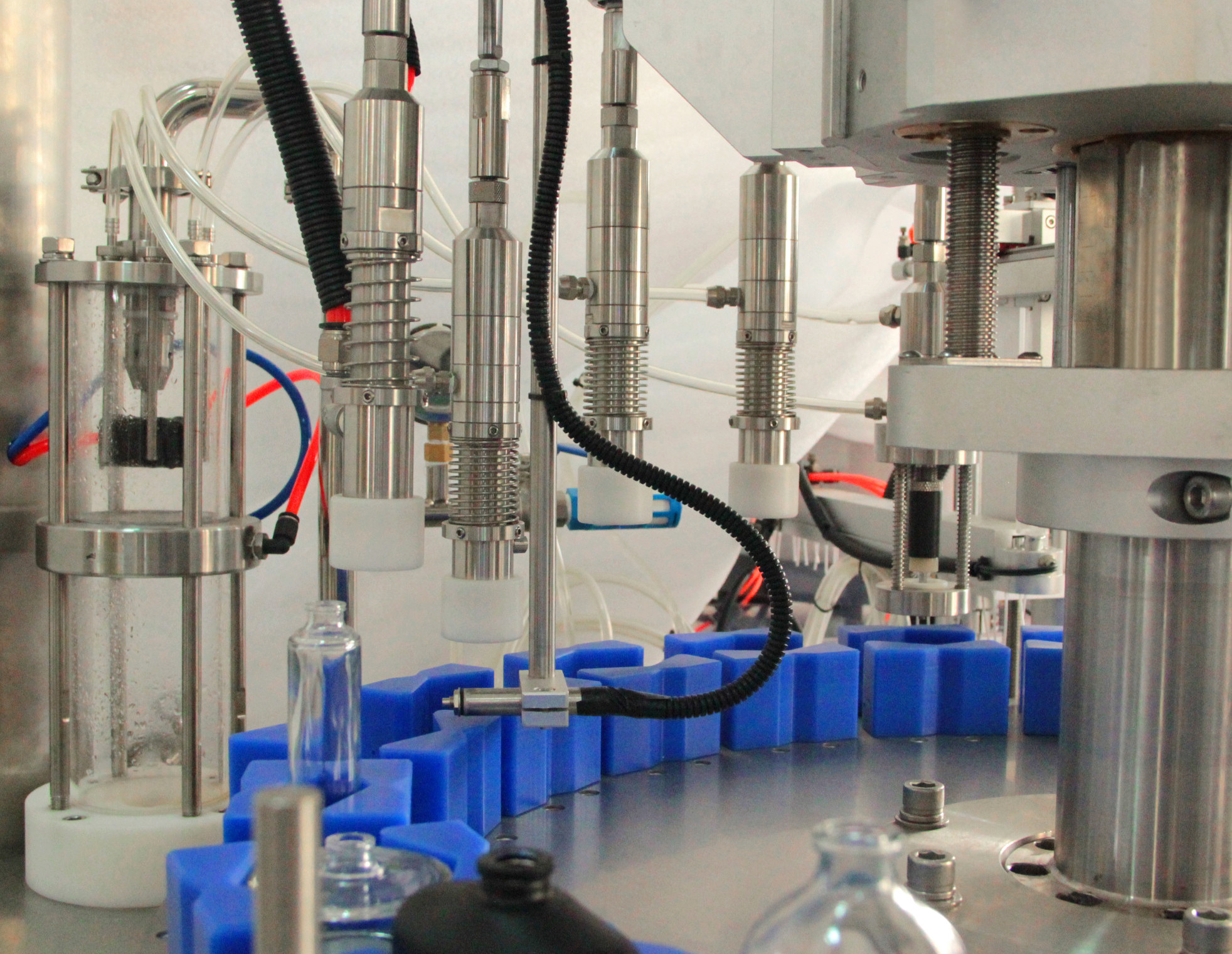 Automatic perfume liquid oil bottle filling and capping crimping collaring machine
