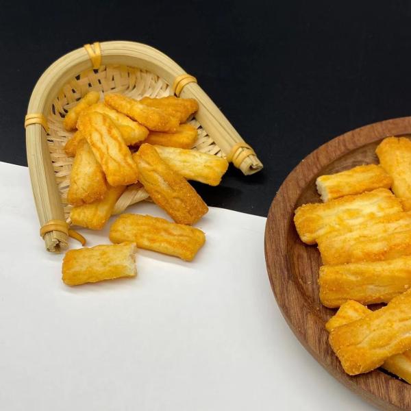 O petisco da grão dos sabores do queijo salgou biscoitos do arroz de Tailândia do alimento natural