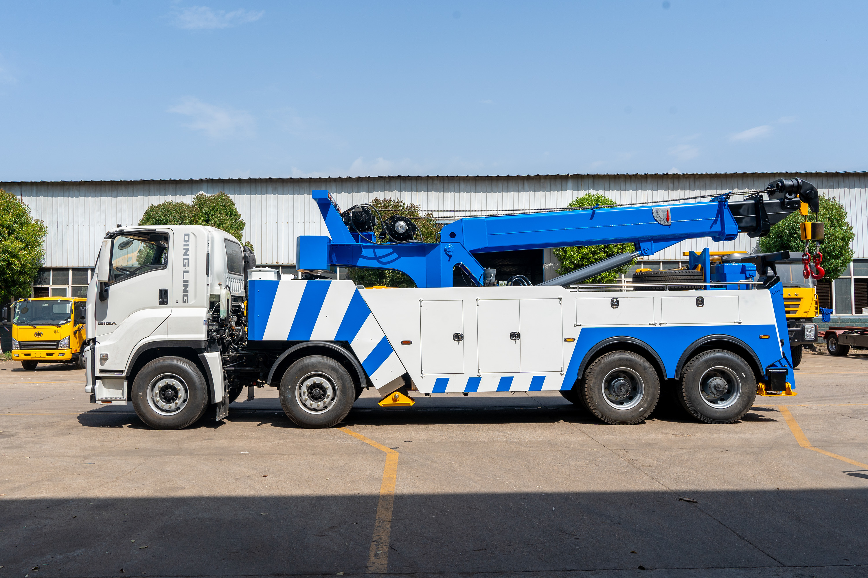 ISUZU 8x4 Drive 30 Ton Heavy Duty Wrecker Tow Truck with 380HP Engine