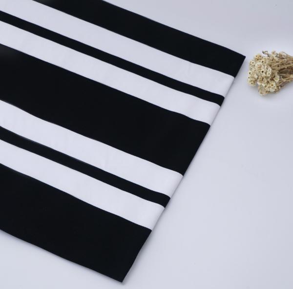 Tissu tricoté à rayures doux pour la peau et non sujet à la déformation