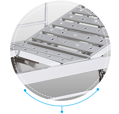 A cama da clínica médica da divisão, mobília médica do hospital com vira os trilhos laterais