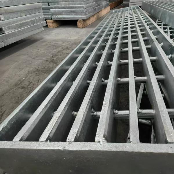 Silver Surface Industrial Steel Grating Machine Pressure Welded Easy Installations Since 1990