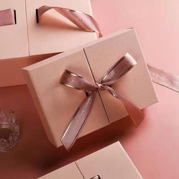 Boîtes en papier écologiques avec fermeture magnétique et ruban d'emballage cadeau personnalisé