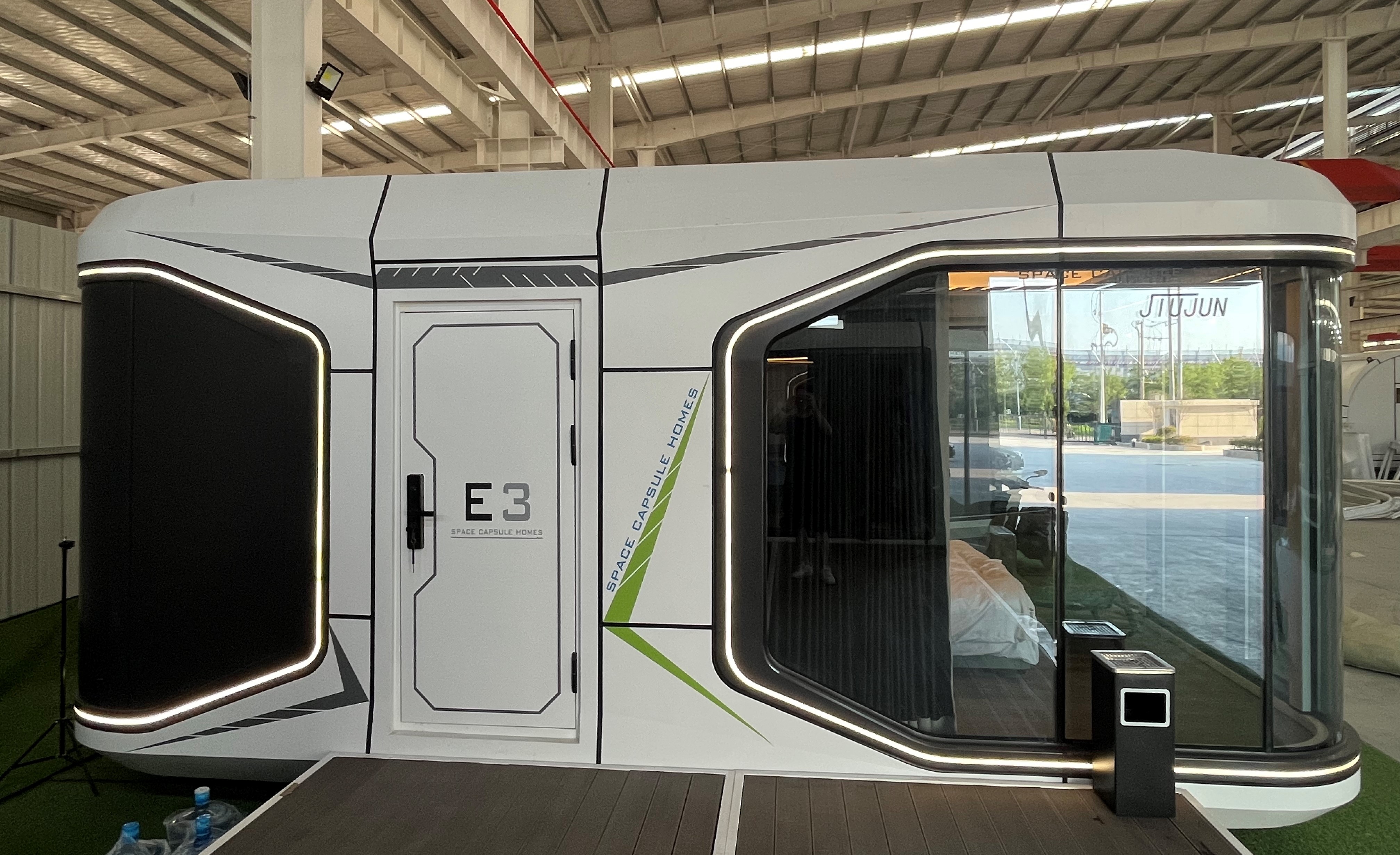 Modern Luxurious Design Camping Capsule Prefabricated Houses Waterproof Features for Hotel Use Space Environment Protection