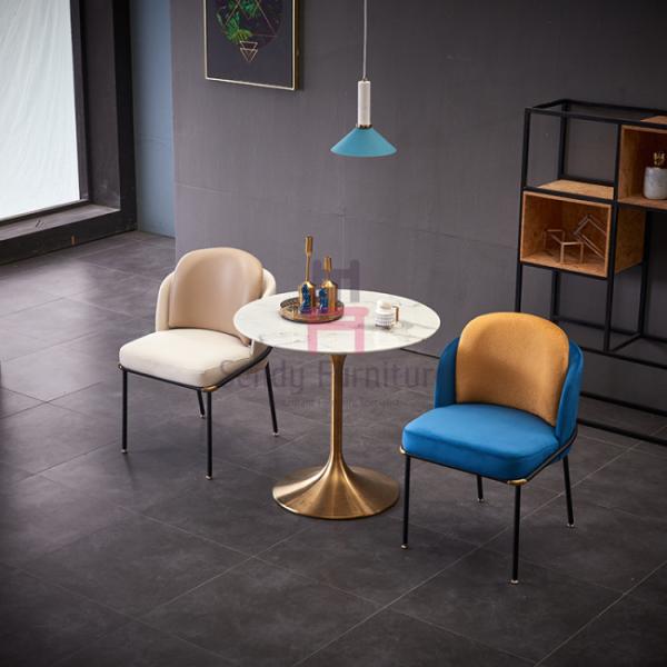 Почищенная щеткой золотая таблица основания трубы журнального стола мрамора основания тюльпана