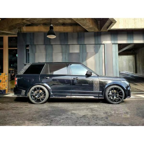 Le Range Rover noir est équipé d'un kit large en fibre de carbone de 240 mm.