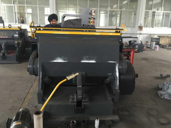 Máquina de corte por matrizes de caixas de cartão onduladas ML-750