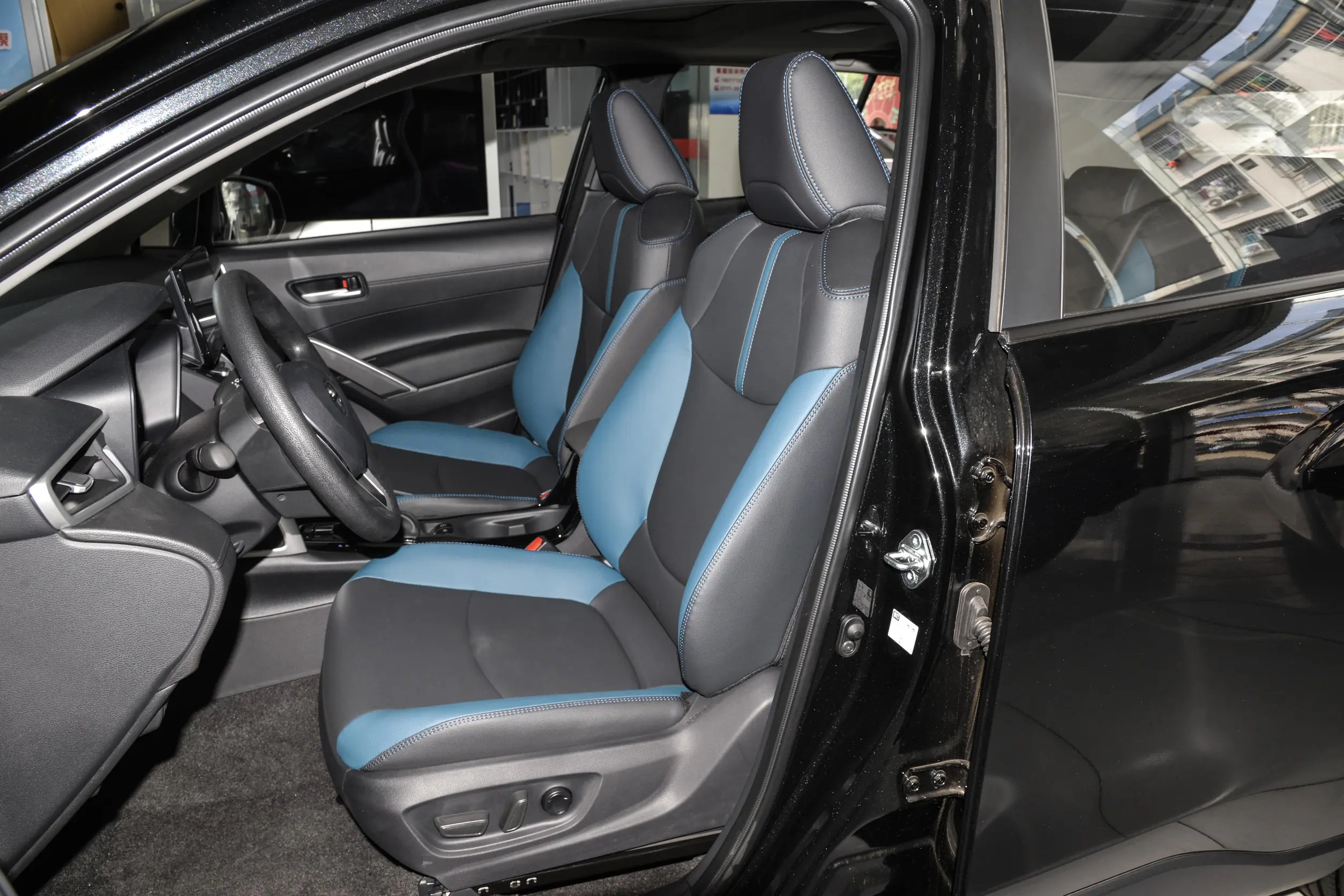 Средний бензиновый автомобиль Toyota Corolla FWD для ежедневных поездок и выходных поездок