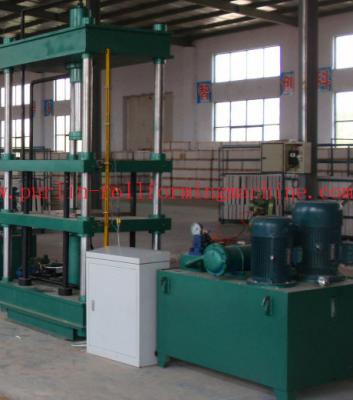 Petit pain de plafond en métal formant la machine/coupeur hydraulique qui ont employé dans la tuile vitrée faisant la machine