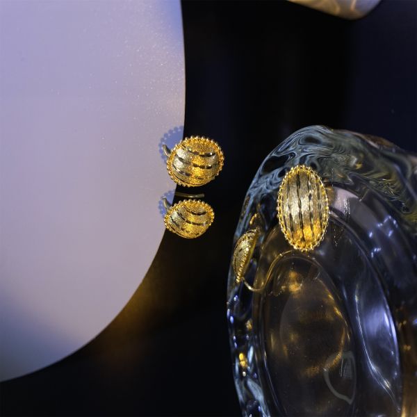 Graciosos aretes de oro de plumería de 18 caratos