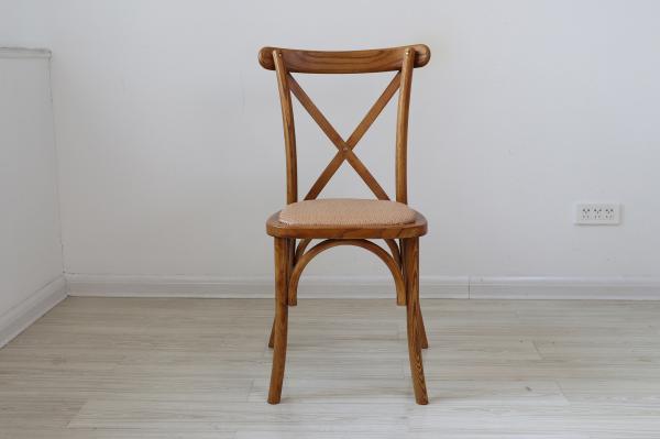 Emballage du courrier Chaises à dos croisé en bois pour le design antique dans les restaurants et les mariages