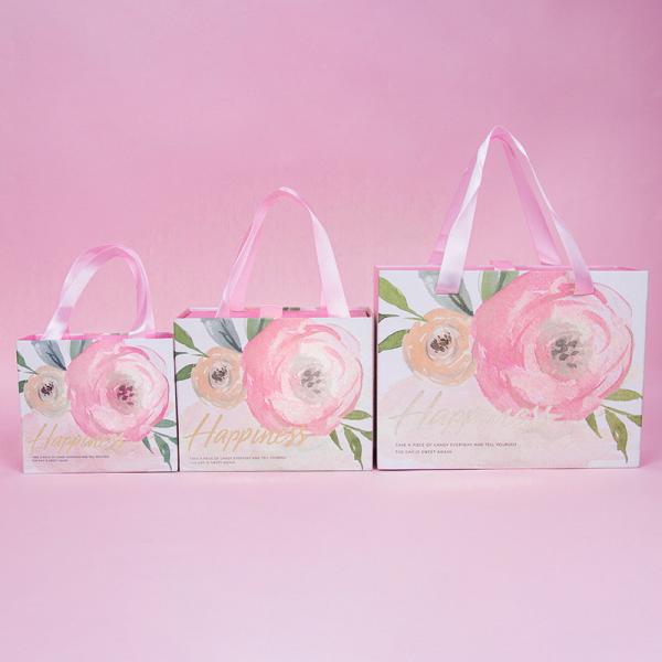 Розовые подарочные коробки ювелирных изделий шарфа шелка ссыпают коробка косметик руки прямоугольника