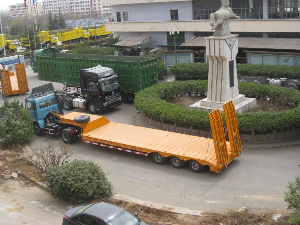 Customized Low Loader Heavy Duty Trailers , Lowbed Semi Trailer With Landing Gear