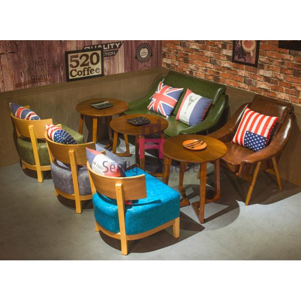 Удобный безрукий одиночный стул софы с местами твердой древесины пухлыми кожаными