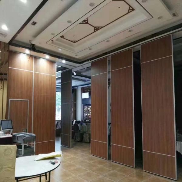 Projeto novo acústico que dobra a parede de separação móvel home alta para a sala de aula