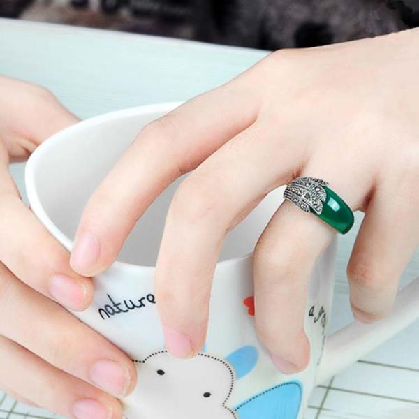 Thai Vintage Sterling Silver Green Agate  Band Ring with Marcasite (R111701)