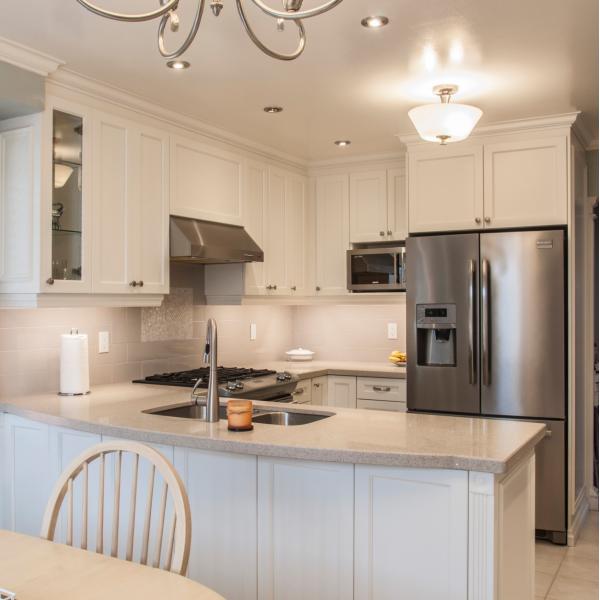 Factory Custom Made American Style White Kitchen Storage Cupboard Cabinet Prefab Storage Solid Wood Kitchen Cabinet