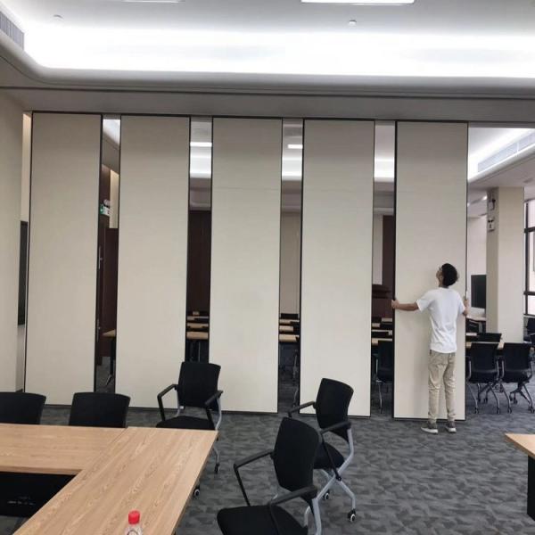 Projeto novo acústico que dobra a parede de separação móvel home alta para a sala de aula