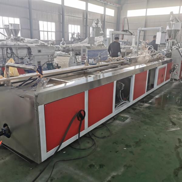 Équipement d'extrusion de profilés en plastique pour revêtements de sol extérieurs