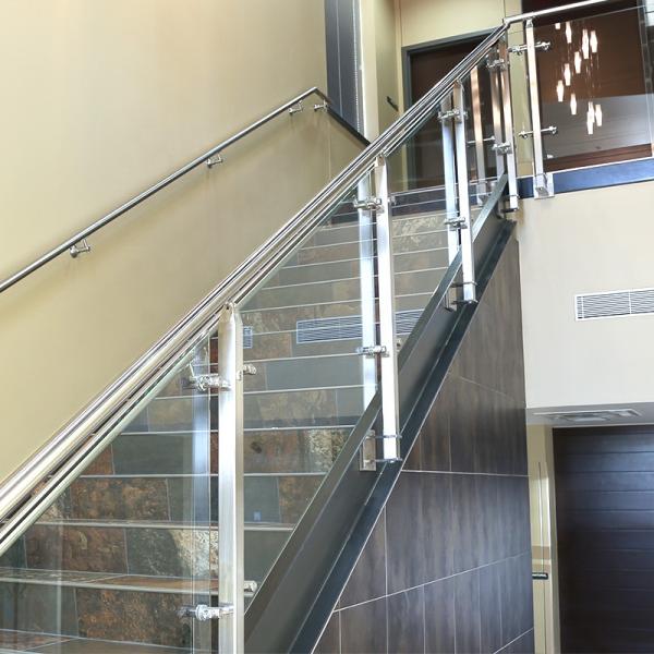 Limpando com jato de areia a balaustrada de alumínio inoxidável do metal da escada do plexiglás