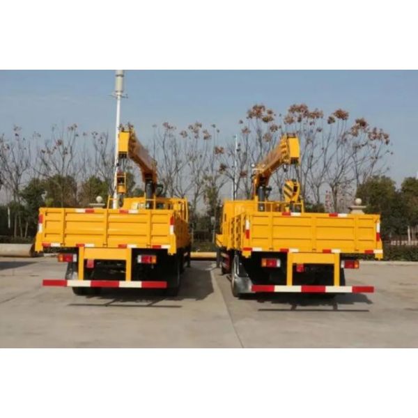 Isuzu 4X2 3.2tons Truck Mounted Hydraulic Crane , Truck Mounted Telescopic Boom Crane