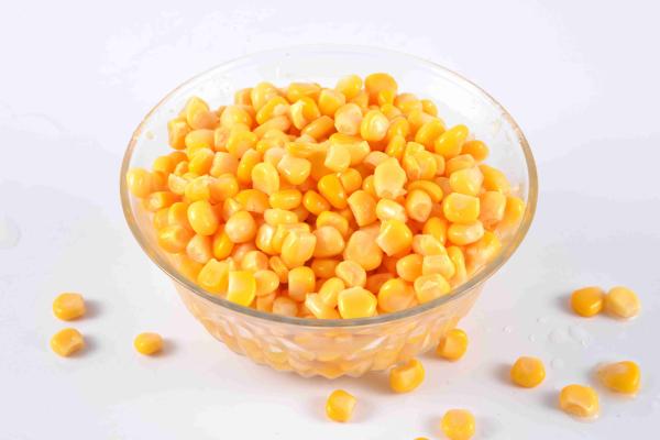 Colheita nova o milho doce enlatado do núcleo no vegetal da salmoura pode dentro ou frasco