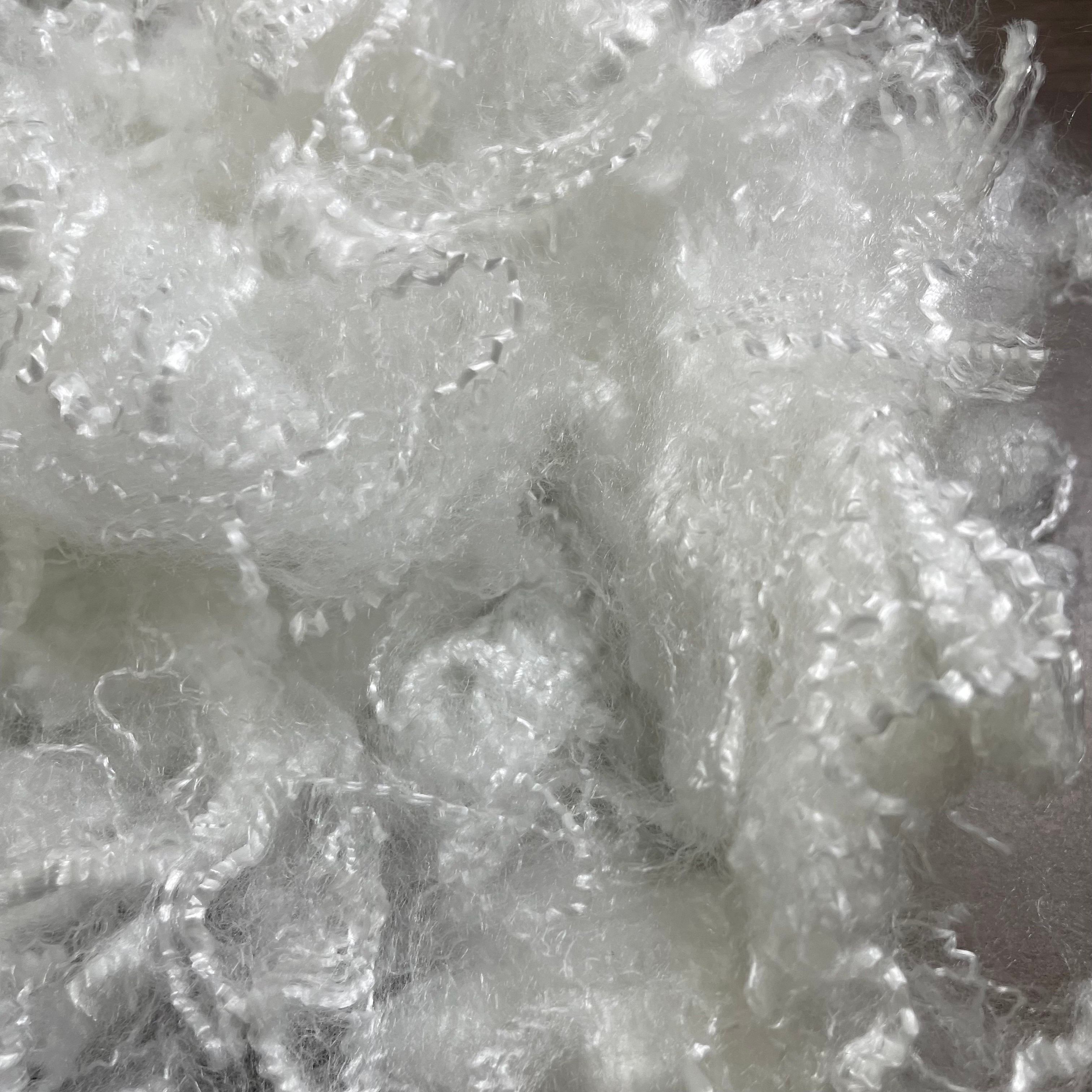 Only 40% of the dosage is needed for low melting point and enhanced hardness. It can be used for bonding clothing, bags and other scenes without the need for glue.