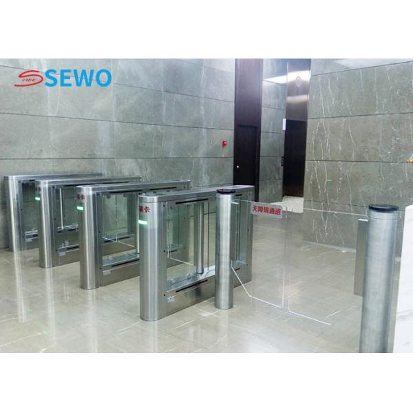 Porte de vitesse en argent, porte de verre pour l' entrée du supermarché.