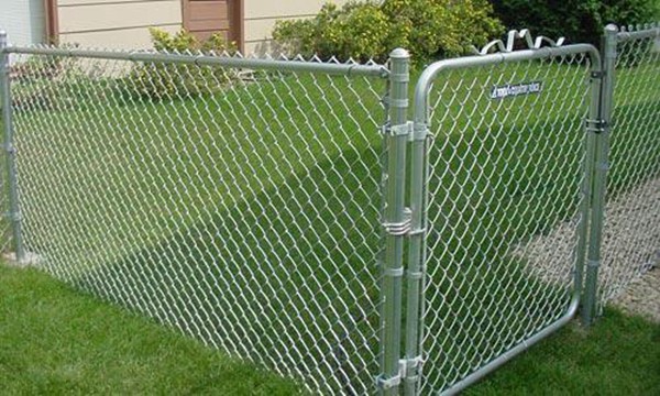 ткань сетки загородки звена цепи 0.5m 60x60mm гальванизированная и все установленные аксессуары