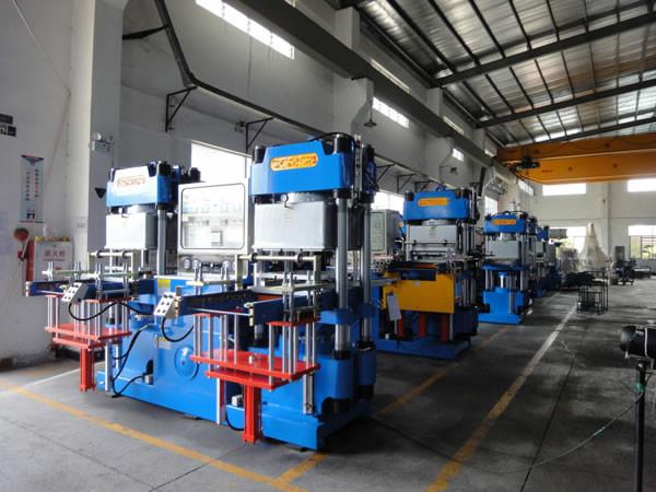 Machine hydraulique de moulage par compression de caoutchouc sous vide