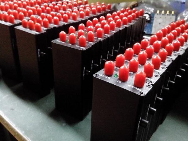 3-frequency handheld gps signal jammer GSM CDMA DCS gps scrambler for ca battery power supply can be 12-24 V vehicle use