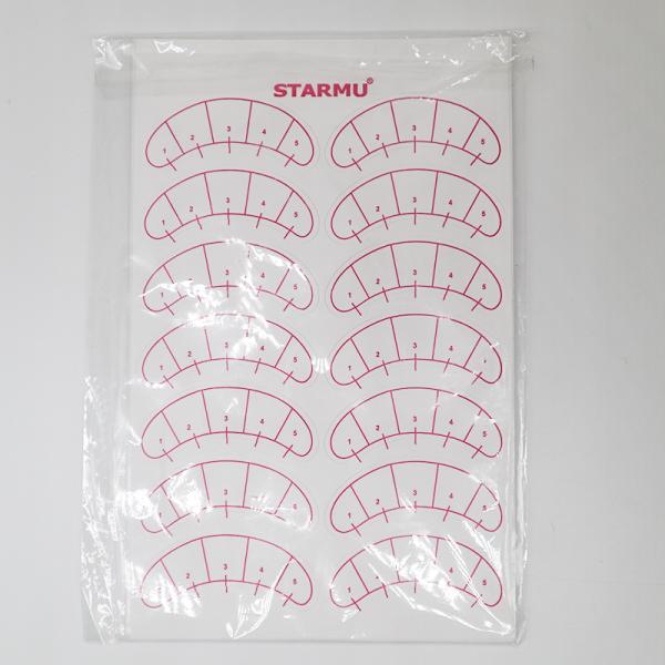 La etiqueta engomada de las extremidades del ojo de la práctica de la extensión de la pestaña envuelve los remiendos de papel