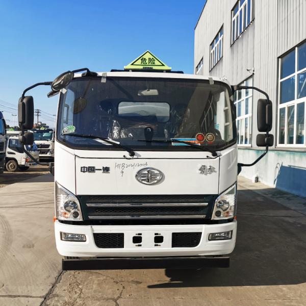 High Capacity 8000L Fuel Oil Tank Truck With Carbon Steel Tank Material