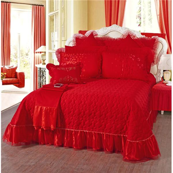 Un ensemble de lit de mariage de luxe en quatre pièces avec couette imprimée et feuille de couette 100% coton