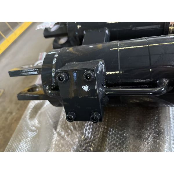 Steel Leveling Hydraulic Luffing Cylinder With Hard Chrome Plated Valve Block