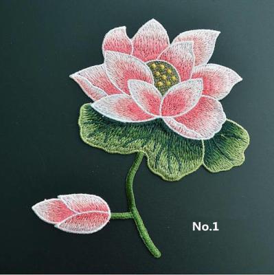 Os grandes remendos bordados da flor, costuram em Appliques bordados na tela do laço