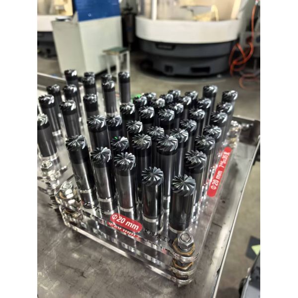 Fraise en bout carbure monobloc 12-plaquettes pour finition de précision