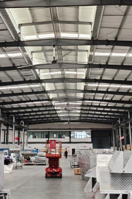 スーパー デューティ HVLS 220V 高出力 銀の刃付きの大きな産業用天井扇風機