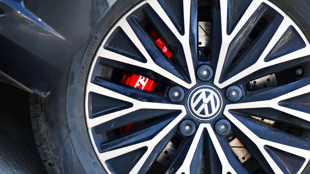 Front Big Brake Kit 4 Piston Caliper With 300x28mm Rotor BBK Auto Brake System For Volkswagen Sagitar 16 Inch Car Rim (Волксваген Сагитар 16 дюймовый автомобильный ремень)