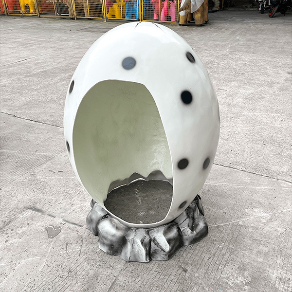 Amusement Park Taking Photo Fiberglass Sculpture Dinosaur Hatching Egg