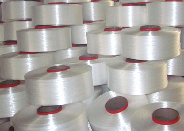 O polipropileno alto UV PP da tenacidade de 3% Yarn o branco 2500D cru para a correia líquida