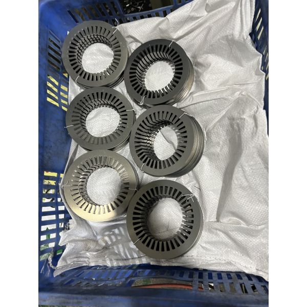 Piège de noyau de moteur M36-27S de qualité ultra-précise - découpe laser de précision d'acier au silicium non orienté vers le grain de 0,25 mm avec conception 3D auto-verrouillable pour un facteur d'empilement de 98,5%