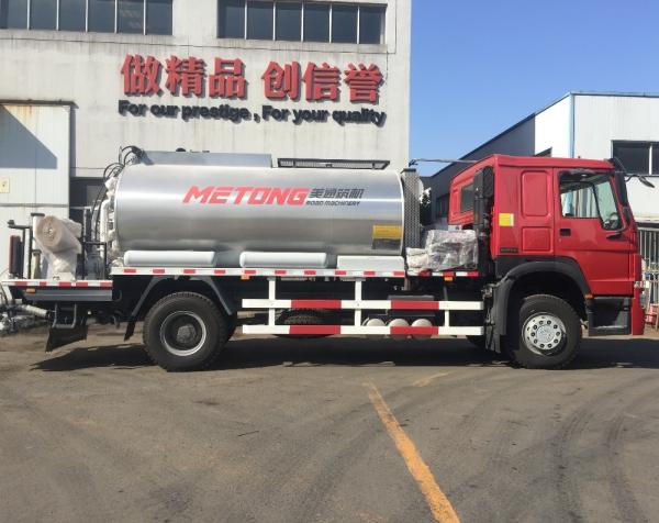 O caminhão do equipamento de construção do asfalto de HOWO 10000L montou a condução do modo