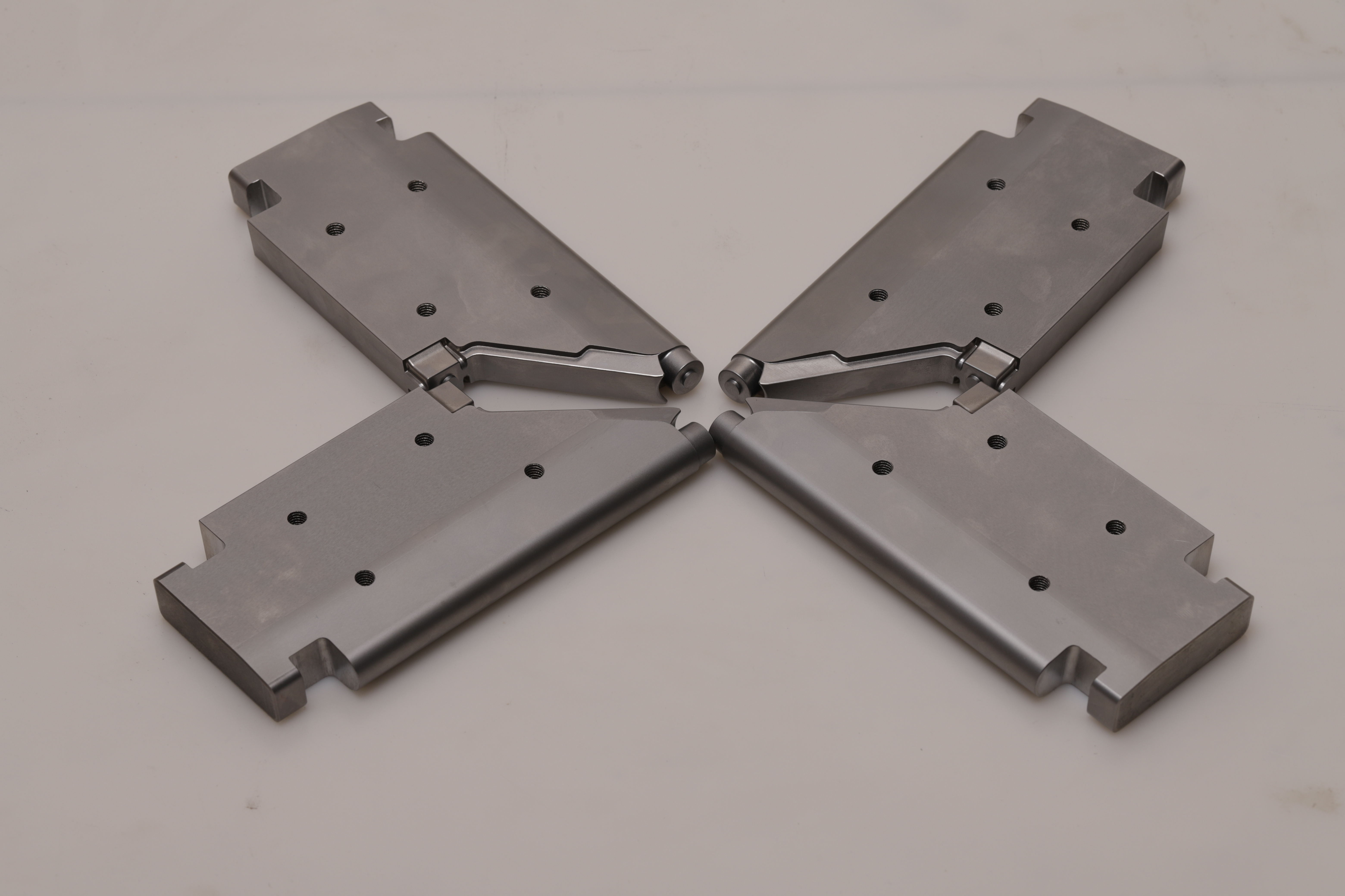 Точность CNC плиты SKD61 718 скольжения подвергая механической обработке разделяет прочное безопасное использование