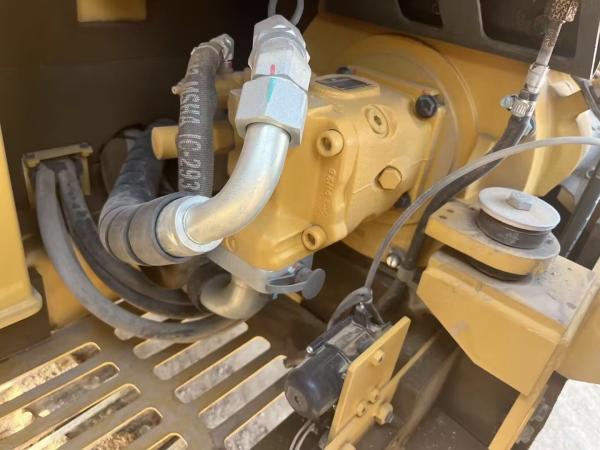Excavadora Caterpillar 305.5E, peso operacional de 5,3 toneladas e cilindro hidráulico original